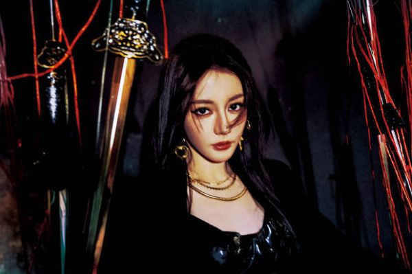 搜狐娱乐讯 25日,迪丽热巴一组写真大片释出,她化身暗夜嗜血女战士,一身全黑Look冷酷霸气,危险又迷人!