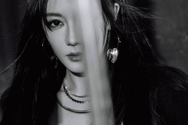 迪丽热巴拍摄氛围感大片。