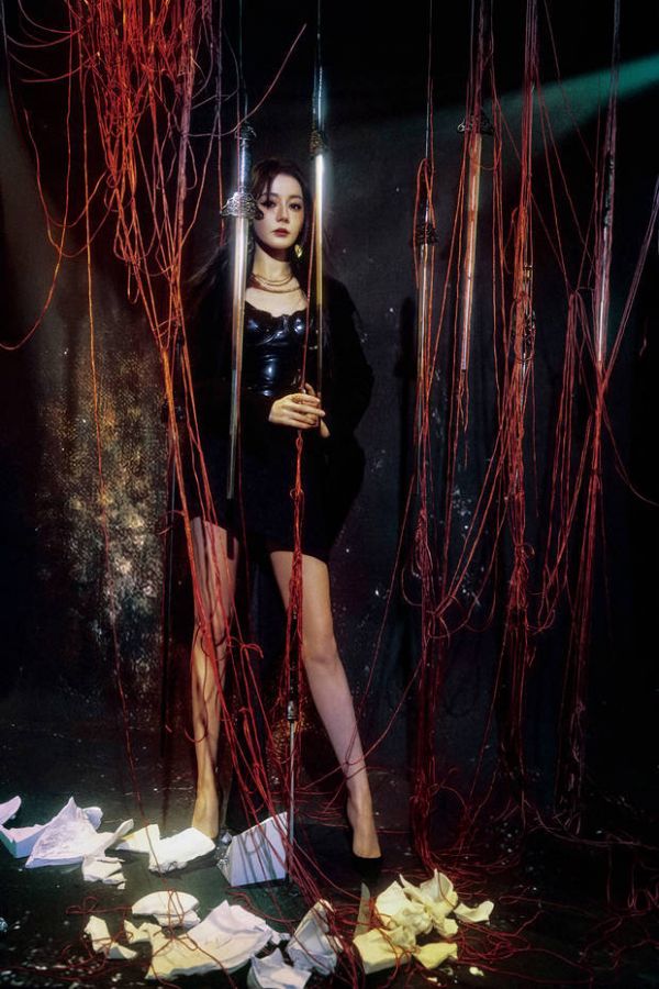 迪丽热巴身材高挑,一双修长美腿吸睛。