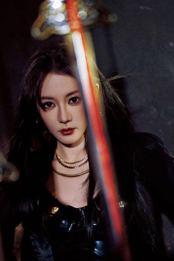 迪丽热巴眼神超A,气场全开。