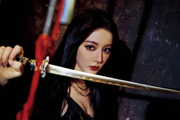 迪丽热巴手握武器,战力值拉满!