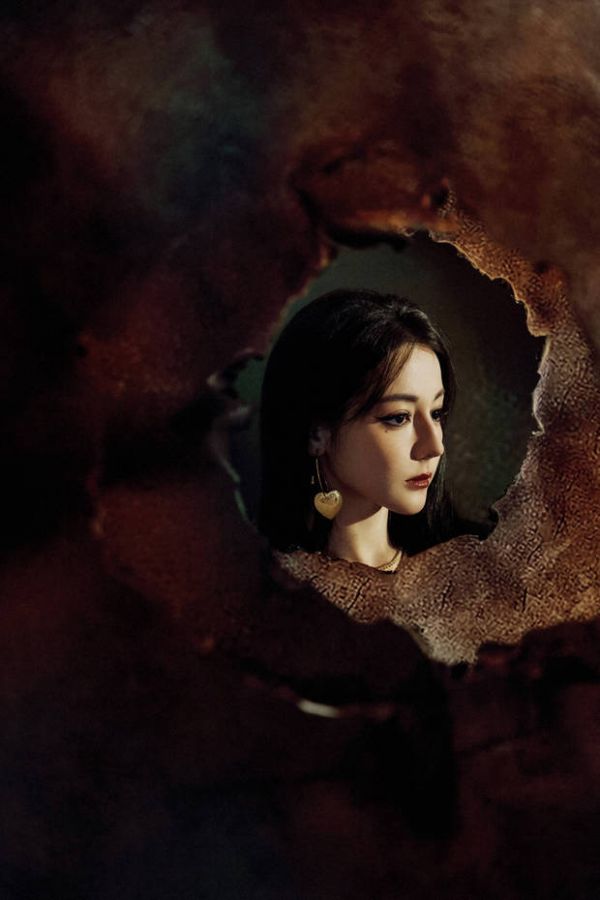 迪丽热巴侧颜精致,美貌养眼。