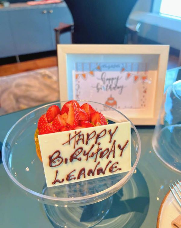 王祖蓝晒出蛋糕照片,夫妻俩好幸福。