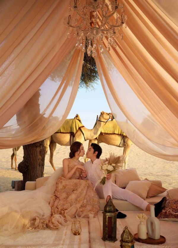 2018年12月22日,王祖蓝晒出一家三口握手照,宣布妻子李亚男生女。2020年6月21日,王祖蓝宣布妻子李亚男怀二胎。2020年12月17日,王祖蓝发文宣布二胎得女。