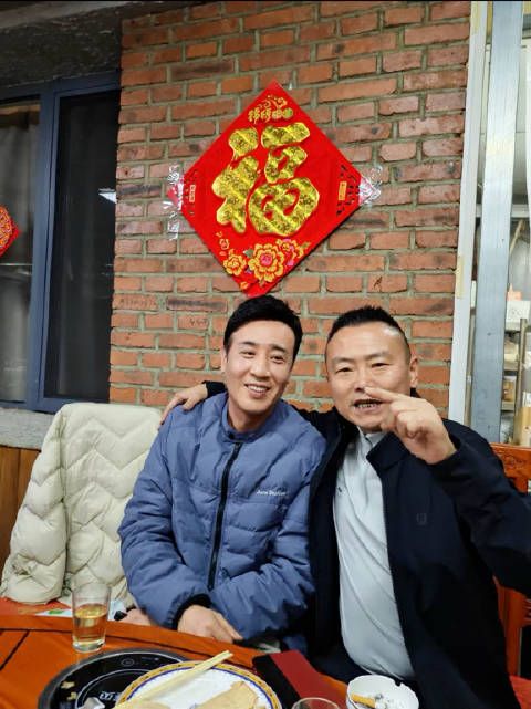 于和伟回抚顺参加同学聚会,品家乡美食