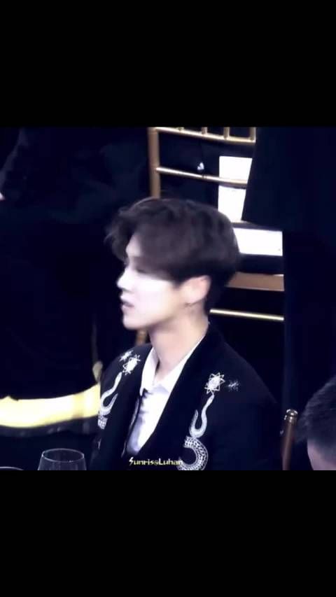 鹿晗吃面离座被偶遇，凳上臀印引热议