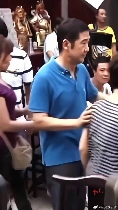 张国立带病拍戏，妻子邓婕得知前往照顾，看见妻子的到来满脸欢喜