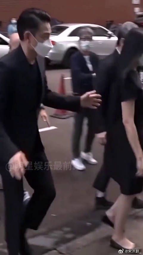 刘德华携朱丽倩出席黄日华妻子葬礼，五虎兄弟情谊深厚