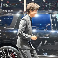 50岁钟汉良近照曝光！脸肿像发面馒头，又瘦又黑，看着头大身子小