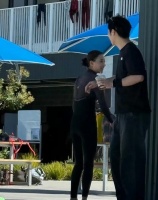 伦敦偶遇窦骁何超莲，女方边吃饭边有化妆师补妆，男方目光难移！