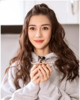 杨颖被拍到在街边染发做脚部美甲，样子十分随性，店内装饰很朴素