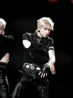 张极烟酒嗓演绎爱意沉沦，午夜歌声引热议