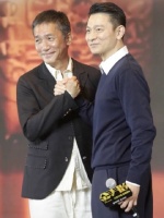 64岁帅气亮相与梁朝伟握手