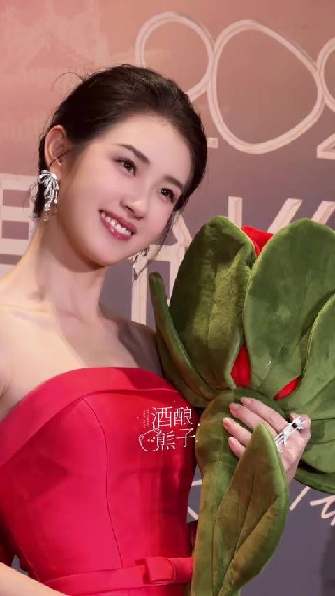 郭宇欣好美的一支红玫瑰，笑得太明媚了