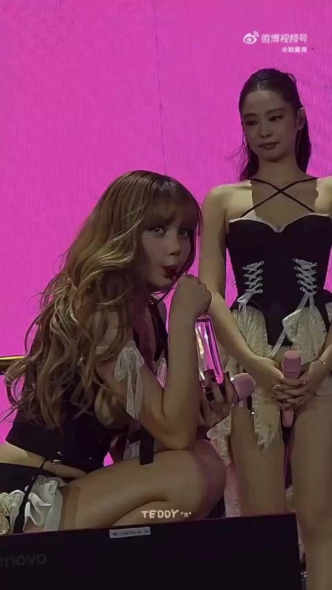 看了这个视频才知道长相普通的人和Lisa同框压力有多大