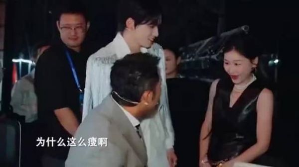 难怪金靖能接贾玲的班,后台聊天爆梗,沈腾杨迪都接不住丨王牌9