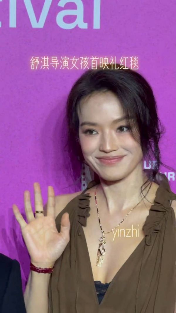 舒淇的五官精致。