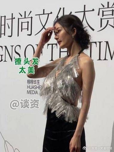 杨幂 这美背，谁看了不迷糊啊！杨幂红毯状态 时尚文化大赏红毯