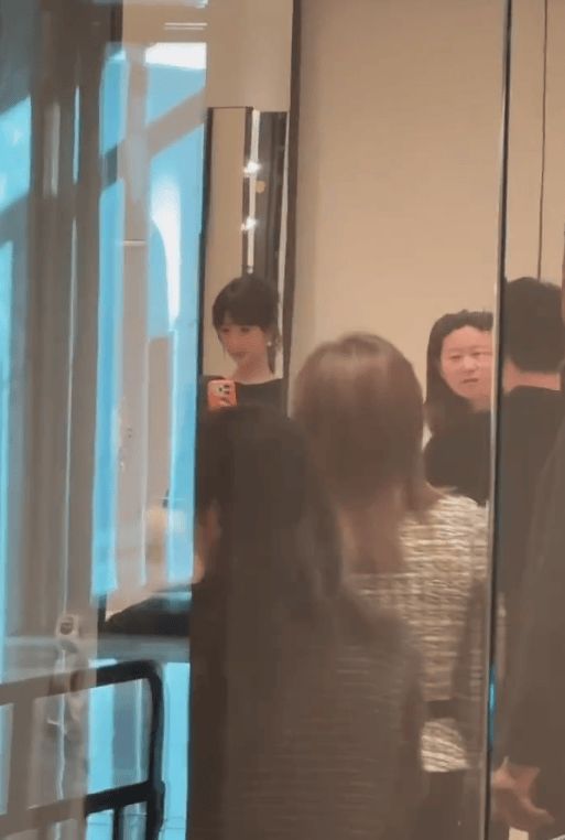 搜狐娱乐讯 近日，杨紫出席某品牌活动时，在后台举手机自拍被粉丝目击。面对现场“交出自拍”的喊话，随后杨紫晒出自己的自拍照，并称：“好咯～我交出来了。”