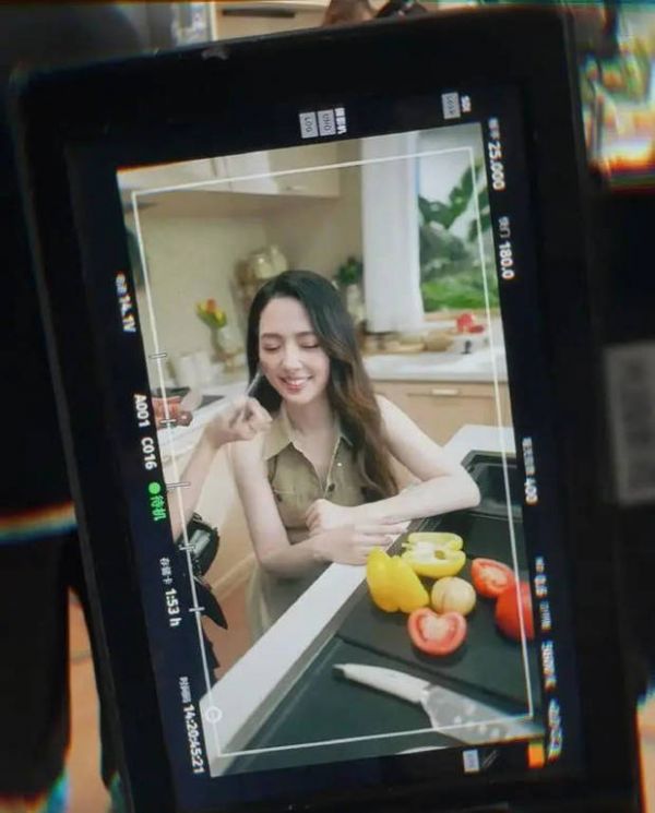 搜狐娱乐讯 近日，郭碧婷晒出了自己的美照，图中，她正在工作化妆，非常认真。