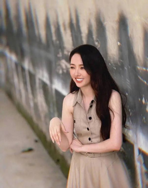 有网友直言 “好像向太啊”，随即有其他网友附和 “太像了”。