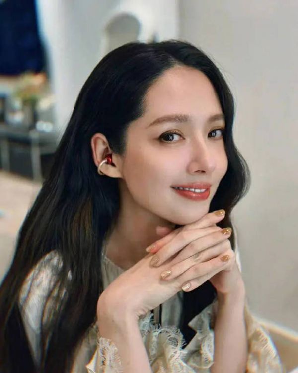 郭碧婷婚后的状态自带成熟韵味，和向太的神态莫名契合。