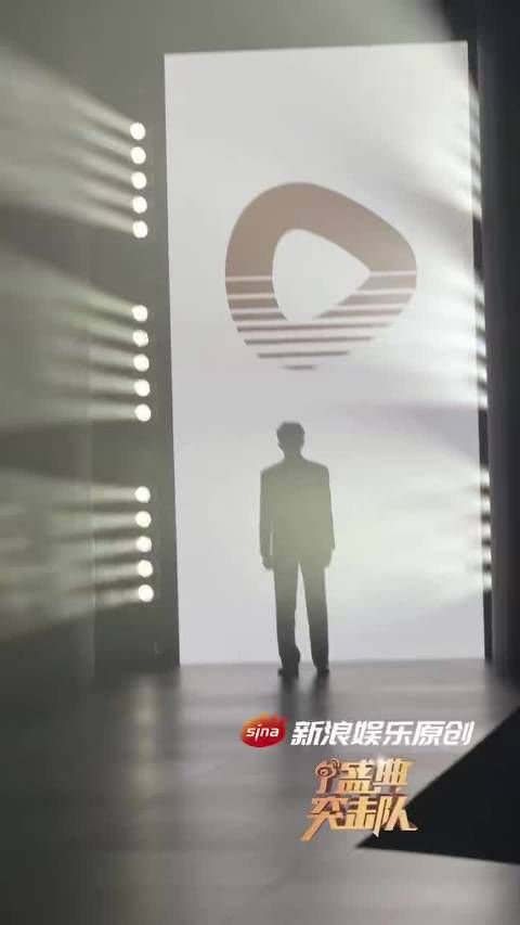 王凯沐鎏光盛典红毯走秀惊艳全场