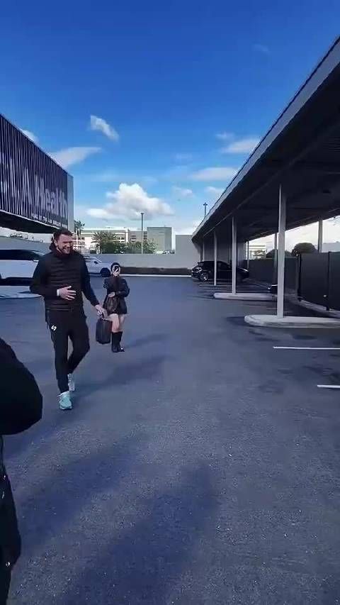 卢卡和狗爷一起欣赏新车！不得不说真是太酷了