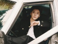 关晓彤高调官宣，亲密照片曝光引热议，网友：恭喜找到最值得爱的