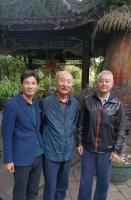 中间的是陈佩斯，右边的谁想不起名字，最左边的长得很像朱时茂