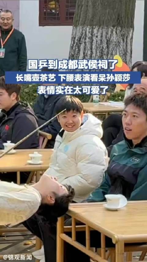 捧场小咪就这样乐呵呵给小姐姐鼓掌