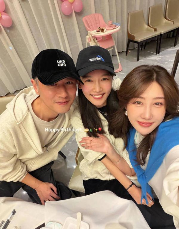 搜狐娱乐讯 近日,任重孙骁骁与好友聚餐合照曝光。