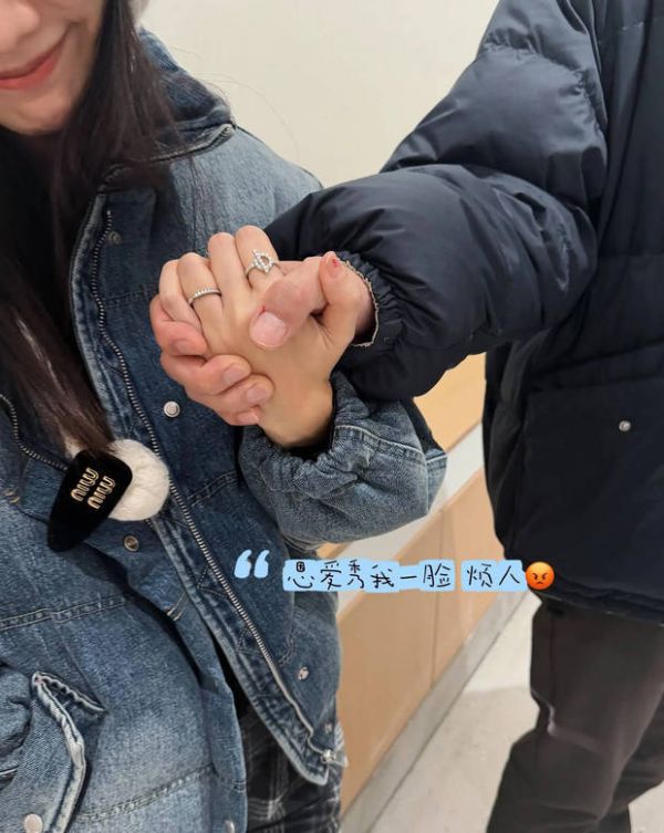 夫妻俩牵手秀恩爱好甜蜜。