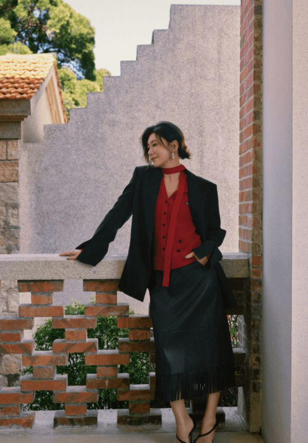 贾静雯站石阶旁身姿随性，阳光里气场超足。