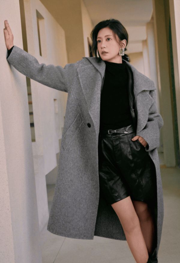 贾静雯灰西装搭黑内搭，简约大气。