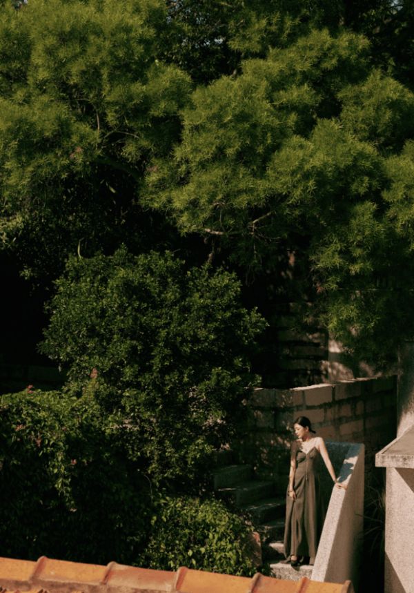 贾静雯隐于绿色中，生命力拉满。