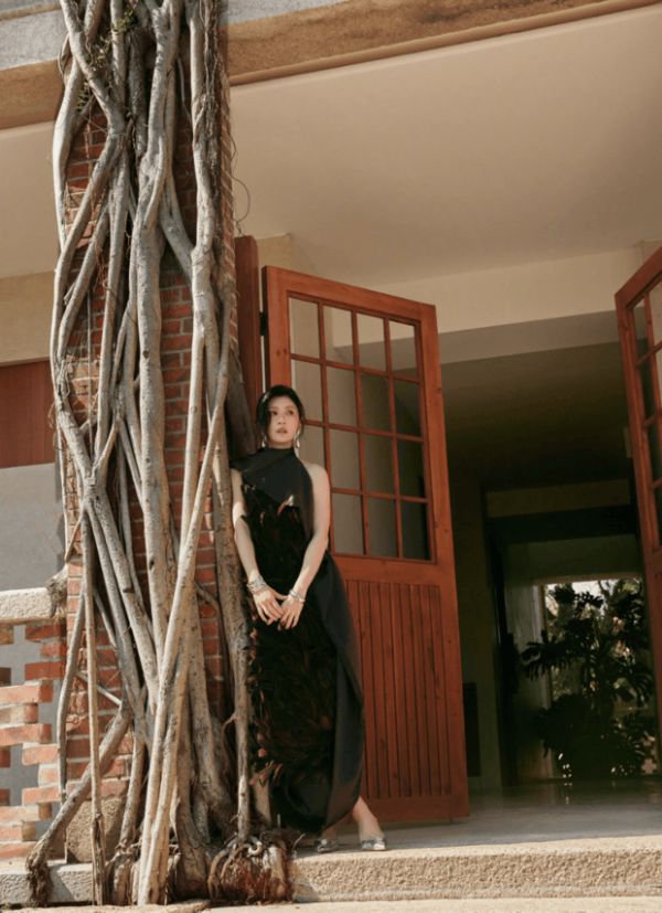 贾静雯依靠树干，造型轻简。