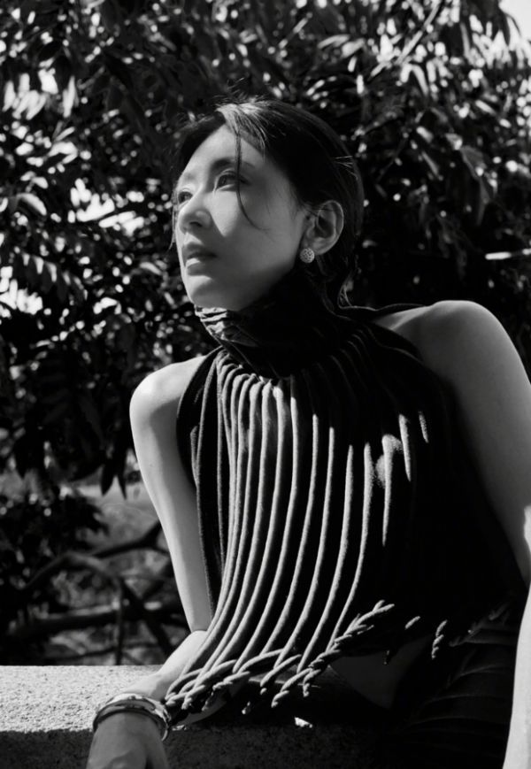 贾静雯黑白色调，藏着灵动质感。