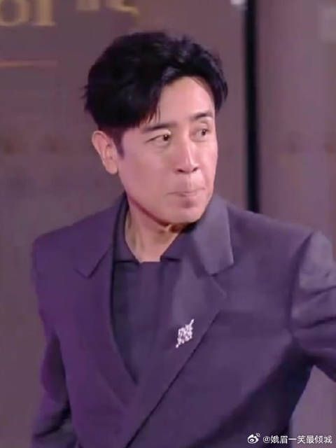 于和伟惊艳亮相，走路姿势太霸气，网友：还得是你！