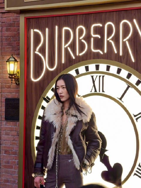 刘雯亮相Burberry北京限时店开幕活动，造型还原广告大片