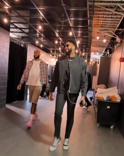 复出战旧主！浓眉哥帅气抵达