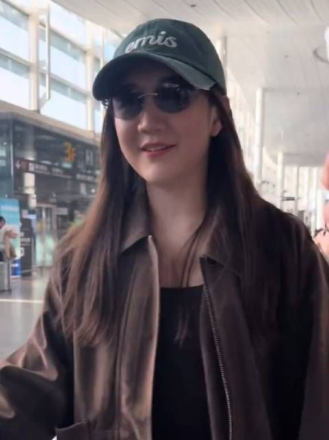 陈梦机场皮衣造型飒爽亮相,香奈儿配泡泡玛特展反差萌