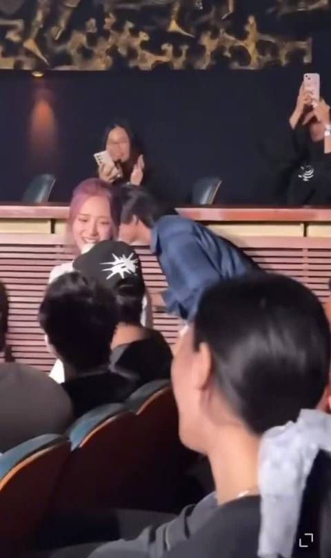 郑乃馨Bright互相取关后发文告别，引用青春文学称恨意强烈