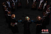 西藏白拉姆节将至 拉萨信众盛装赴寺祈福