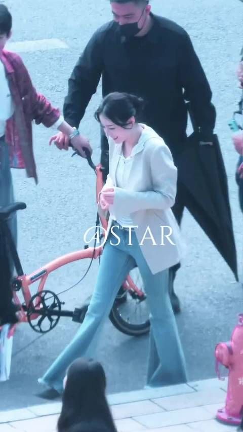 迪丽热巴骑车路透笑容明媚