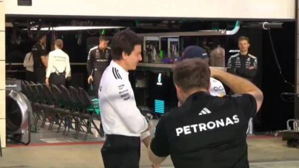 Toto-沃尔夫冲刺赛之前与维斯塔潘交谈甚欢