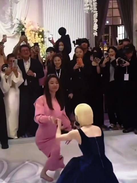 林心如光脚与lulu共舞，现身许玮甯邱泽婚礼