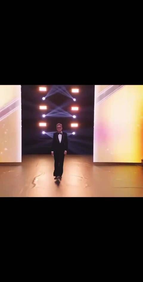 周润发MAMA压轴登场银发造型气场全开,与权志龙十年后再同框