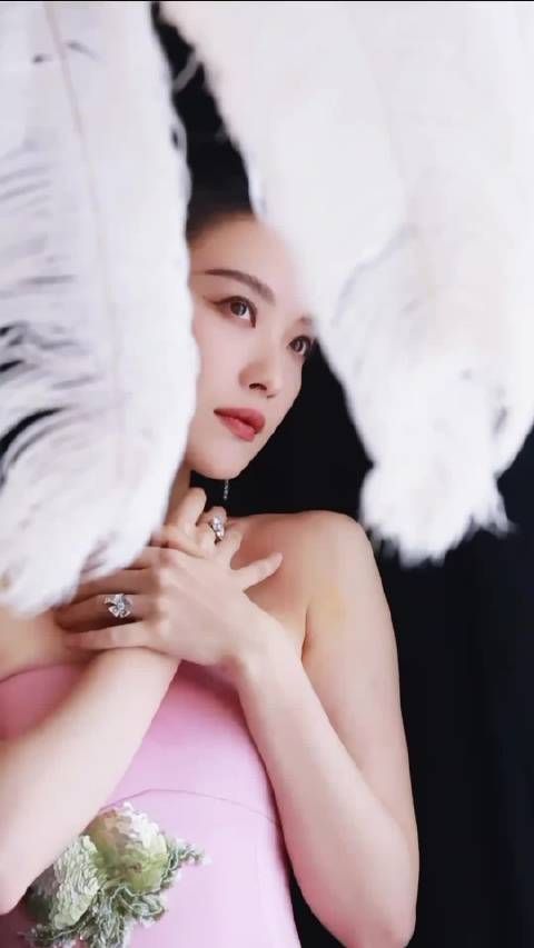 谁懂倪妮的镜头表现力！自带电影滤镜，一颦一笑皆成风景，举手投足间尽是风情