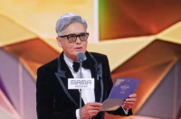 时隔十年再同框！周润发为权志龙颁奖 带领全场为香港火灾默哀